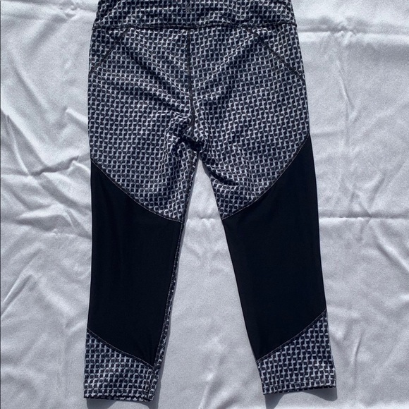 Athleta women’s capri length leggings. B/W pattern - Picture 2 of 5
